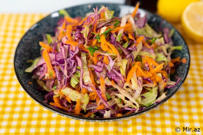 Bol yaşıllıq: Mövsümi Salat Resepti