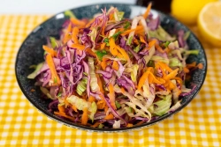 Bol yaşıllıq: Mövsümi Salat Resepti