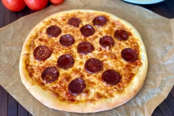 Asan və Tez Hazırlanan Kolbasalı Pizza Resepti
