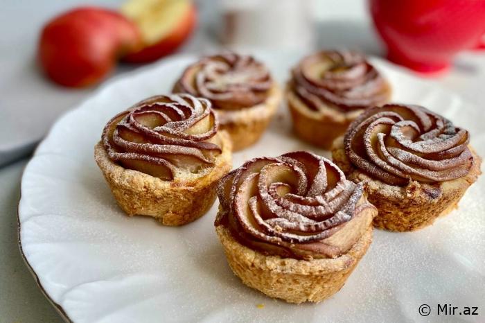 Yeni ildə süfrənizə yaraşacaq : Almalı Güllü Tart Resepti