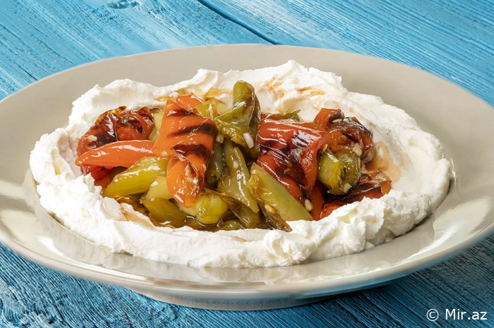 Qatıq Üzərində Qızardılmış Bibər Salatı resepti
