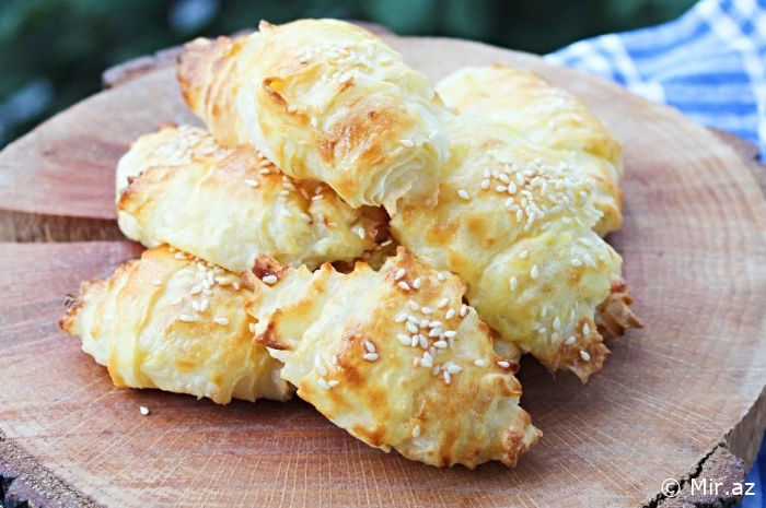 Fərqli Dadda , Soyuducuda Günlərlə Saxlaya Biləcəyiniz Qatıqlı Börək Resepti