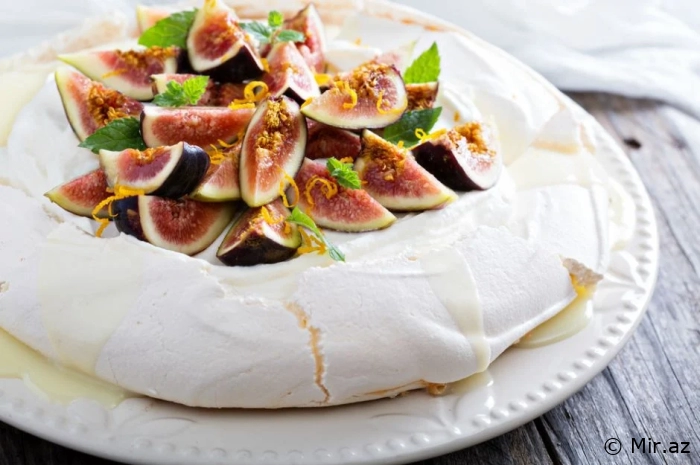 Ağlınızı Başınızdan Alacaq Bir Yemək: Təzə Əncirli Pavlova Resepti