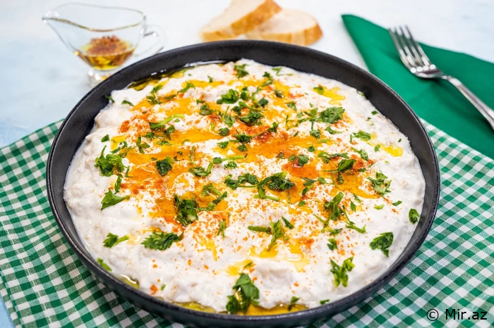 Fərqli Dad Axtaranlar Üçün Qatıqlı Badımcan Salatı Resepti