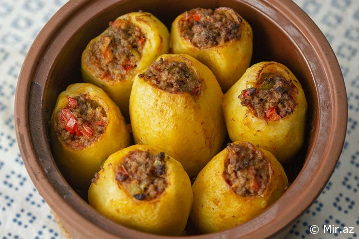 Bibərlər Qısqandı : Sobada Qiyməli Kartof Dolması Resepti
