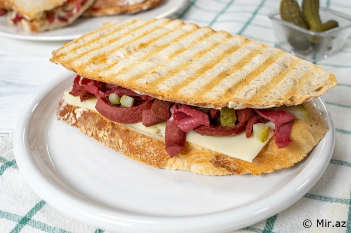 Səhər Yeməyi Üçün Tez Hazırlanan Holland Pendirli Qarışıq Tost Resepti