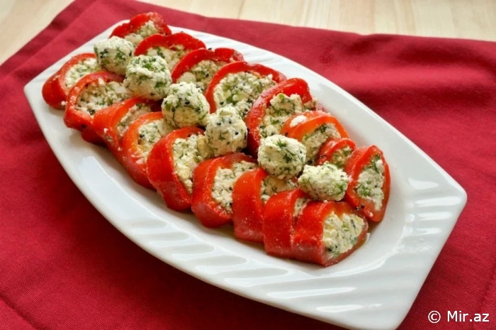 Süper Kolay : Peynirli Kırmızı Biber Meze Tarifi