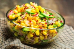 Doyurucu “Qarğıdalı Salatı” Resepti