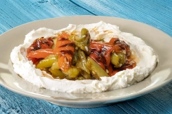 Qatıq Üzərində Qızardılmış Bibər Salatı resepti