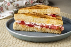 Əsl Tənbəl Yeməyi: Pomidorlu Mayonezli Sendviç