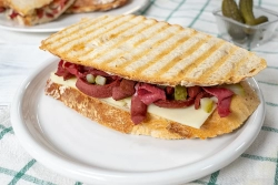 Səhər Yeməyi Üçün Tez Hazırlanan Holland Pendirli Qarışıq Tost Resepti