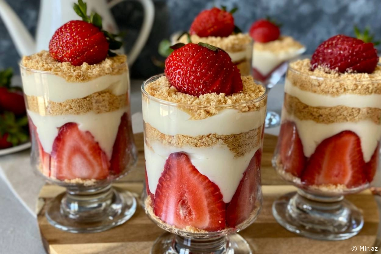 Kafe -Restoranlarda Yediyiniz Qədər Ləzzətli : Çiyələkli Magnolia Deserti Resepti