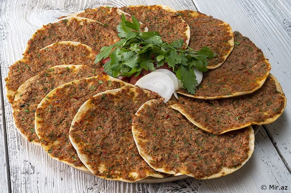 Tənbəl Lahmacun : Sobada Hazır Lavaşdan Lahmacun Resepti