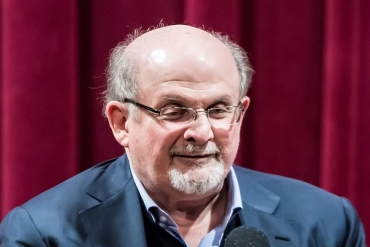 Salman Rushdi ilk paylaşımını yaptı