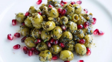 Bu Dəfə Tam Fərqli : Narlı Zeytun Salatı Resepti