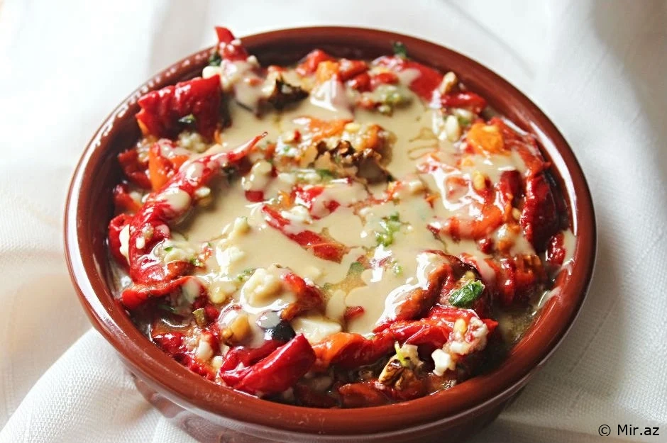 Əfsanə Bir Məzə: Tahinli Közlənmiş Qırmızı Bibər Məzəsi Resepti