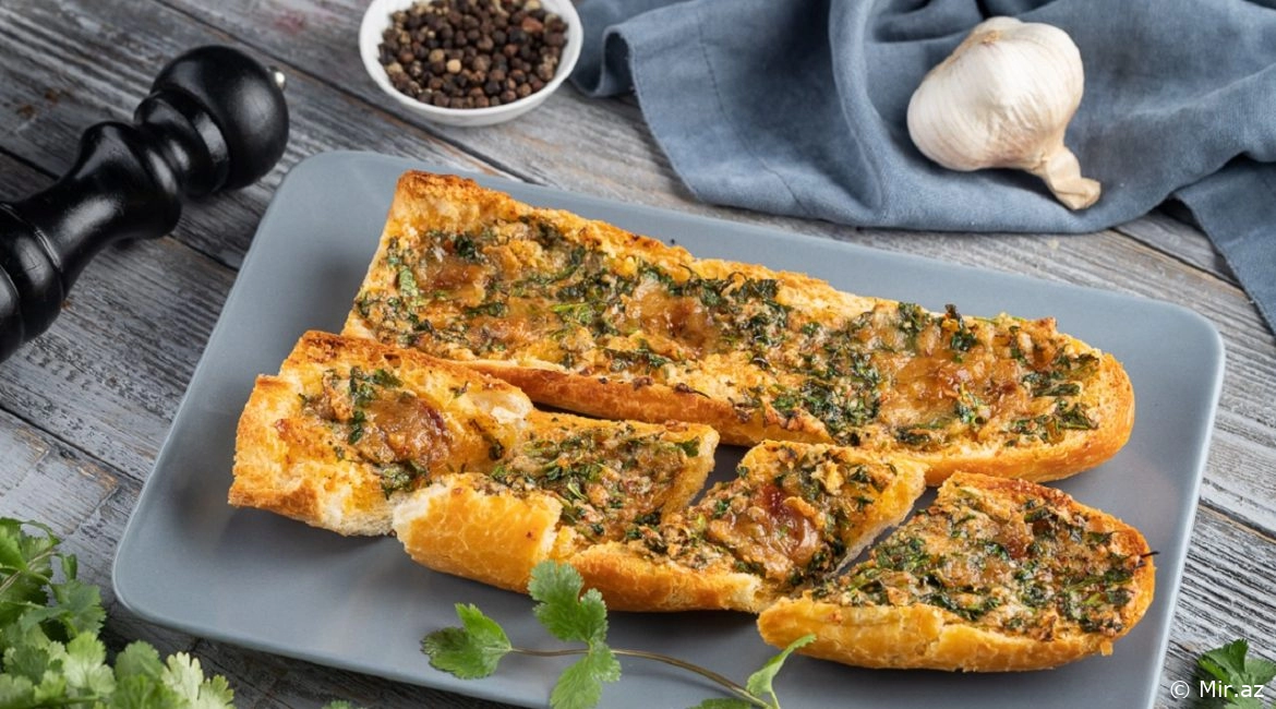 Xırtıldayan ləzzət:Sarımsaqlı Çörək Resepti