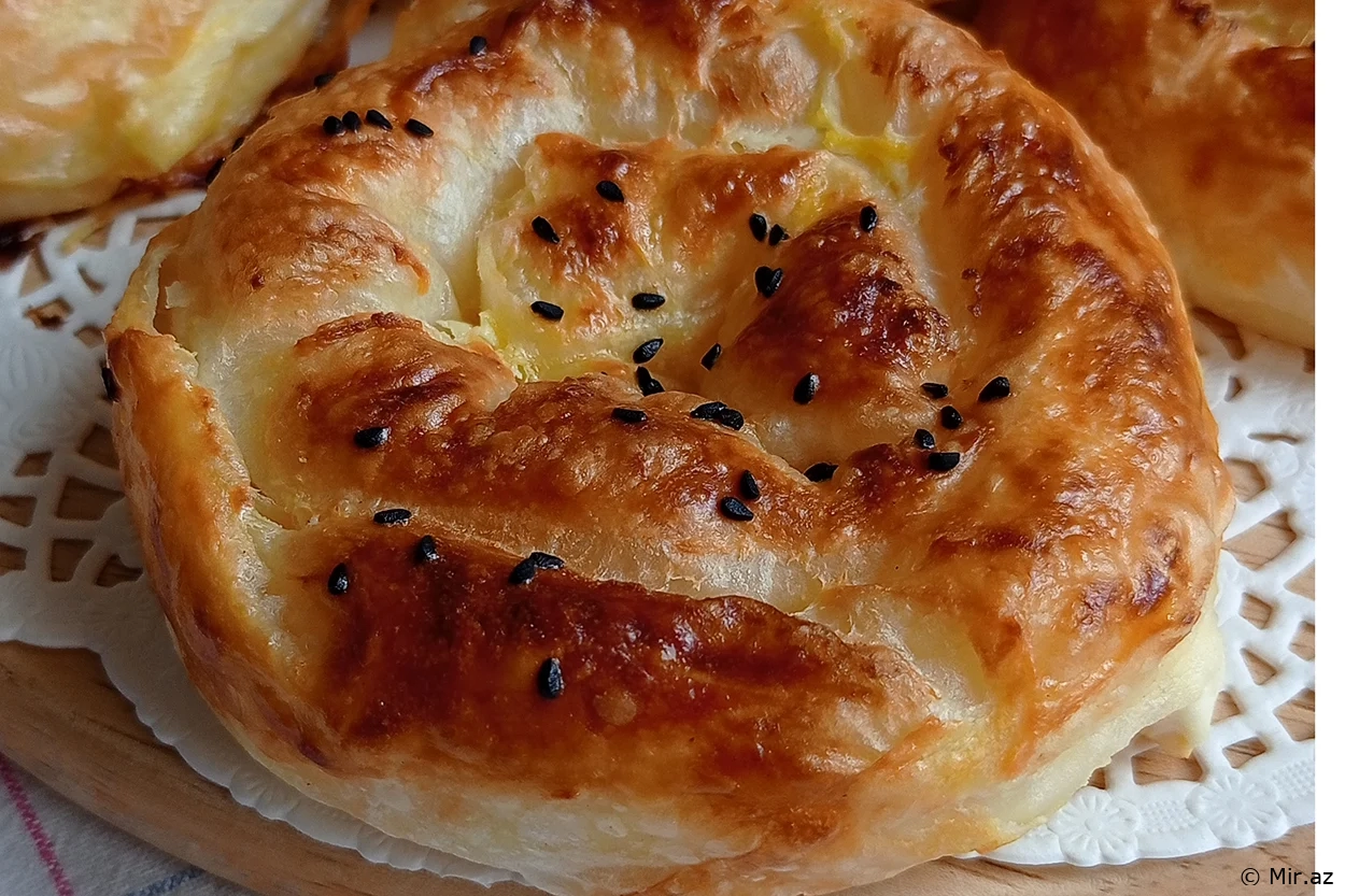 Qoxusu Möhtəşəm: Pendirli Gül Börəyi Resepti