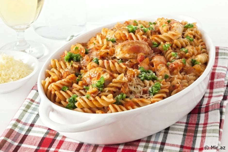 Bu Dəfə Toyuqlu : Pomidor Souslu Toyuqlu Makaron Resepti