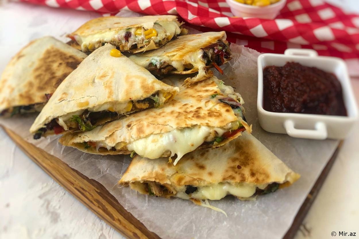 Meksikaya Gedirik: Toyuqlu Quesadilla Resepti