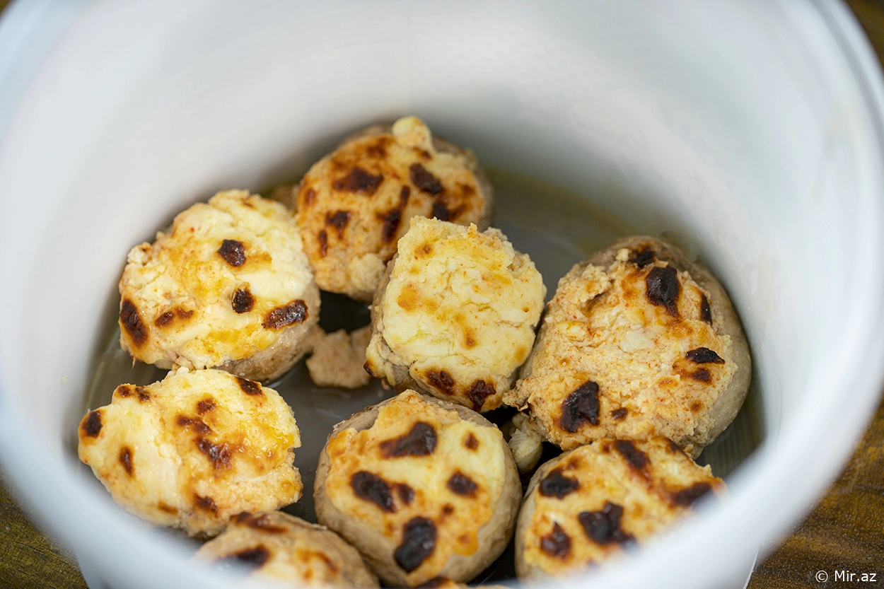 Fərqli Bir Ləzzət : 3 Pendirli Göbələk Dolması Resepti