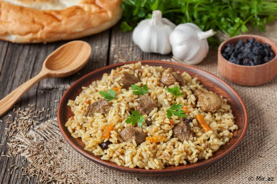 Süfrələrin Vazkeçilməzi: Ətli Zəfəranlı Plov Resepti