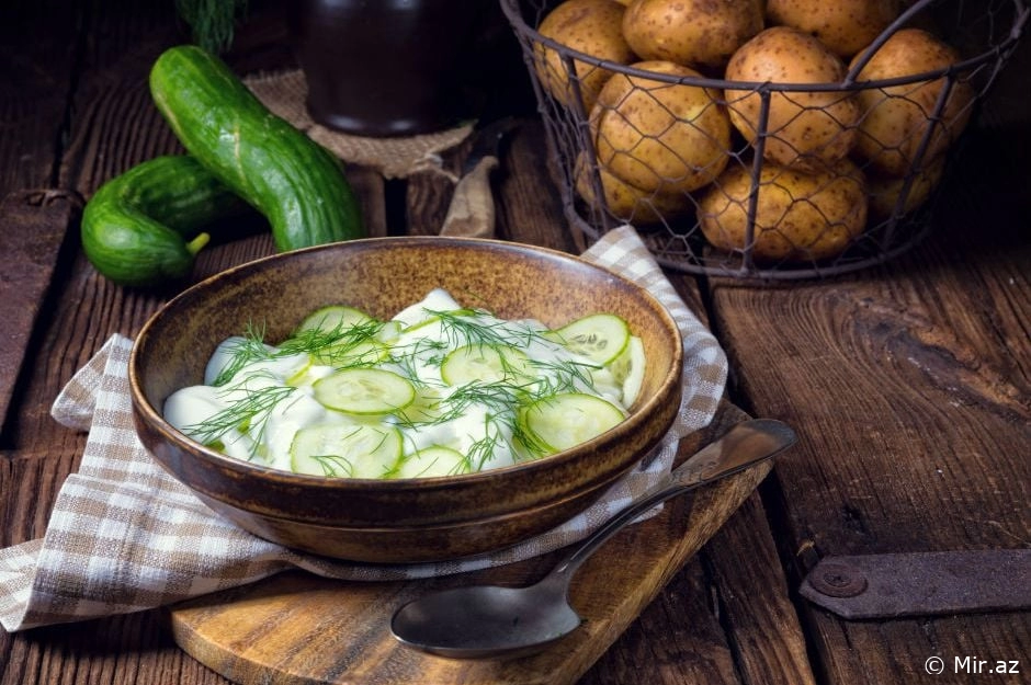 Süfrələrdə Fərq Yaradır: Xiyarlı Kartoflu Məzə Resepti