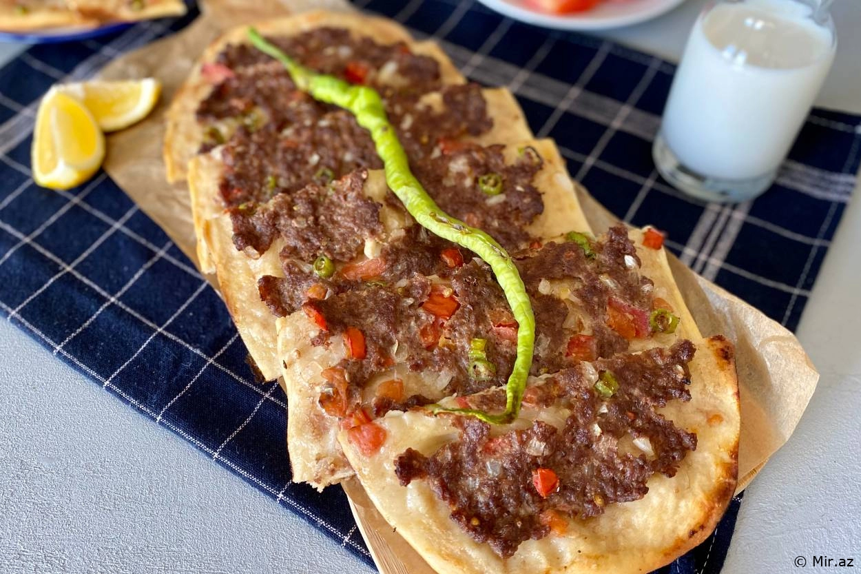 Xəmiri İncə İçliyi Sulu : Türkiyə Mətbəxindən Ətli Çörək ( Pidə ) Resepti