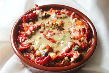 Əfsanə Bir Məzə: Tahinli Közlənmiş Qırmızı Bibər Məzəsi Resepti