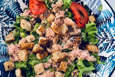 Dadı Möhtəşəm: Qurudulmuş Çörəkli Ton Balıqlı Salat Resepti