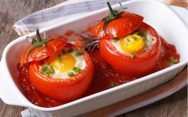 Tavanı Rəfə Qaldırın: Yumurtalı Pomidor Dolması Resepti