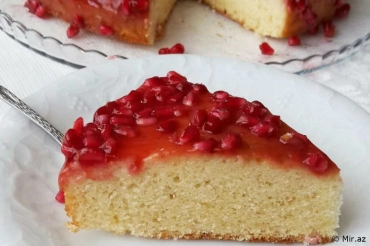 Forget All the Cupcakes You Know: Cupcakes with Pomegranate Sauce Recipe