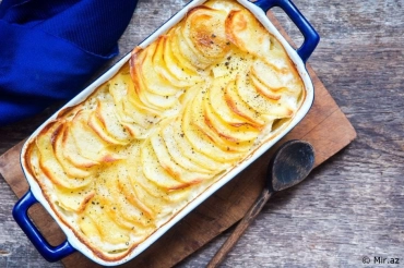 Goes well with every meal: Potatoes with milk in the oven