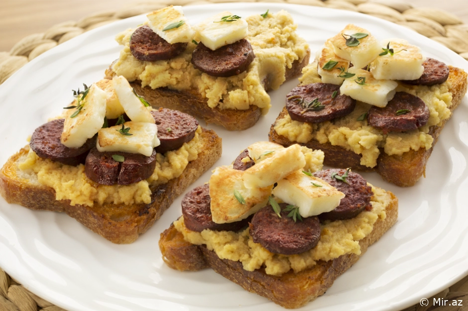 Böyük Görüş: Humus Yatağında Kolbasa & Hellim Resepti