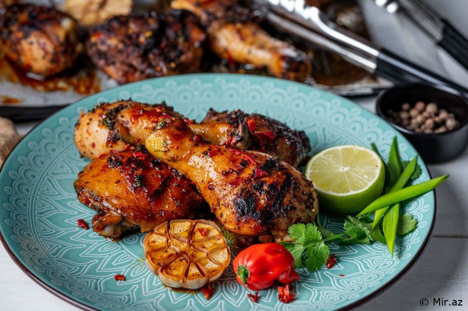 Yumşaq Bişər: Sobada Souslu Toyuq Budu Resepti