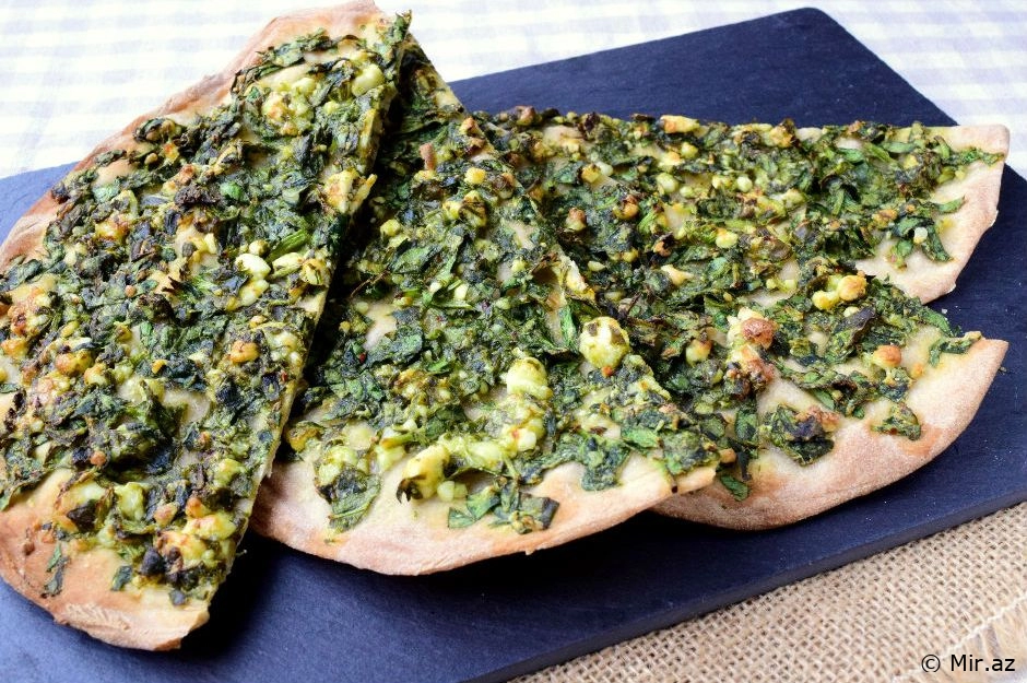 Mayasız Xəmiriylə: İspanaqlı Pendirli Lahmacun Resepti