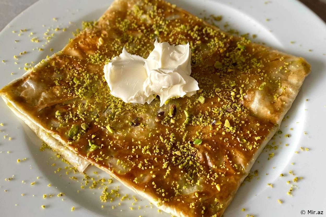 Qaziantep Mətbəxindən : Xırtıldayan Fıstıqlı Qaymaqlı Katmer Resepti