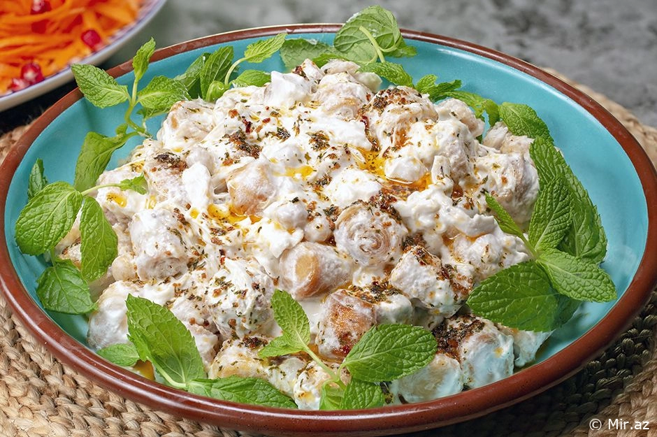 Günün Ulduzu: Xırtıldayan Lavaşlı Noxudlu Salat Resepti