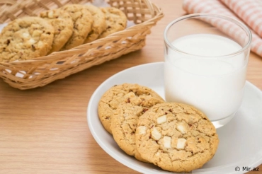 How Delicious: White Chocolate Chip Cookies Recipe
