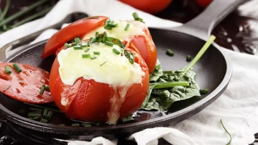 Unikal səhər yeməyi - Yumurtalı pomidor dolması resepti