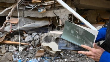 Depremde Hayatını Kaybeden Araştırmacı Yazarın 25 Bin Kitabı Enkazdan Çıkarıldı: Yeni Kütüphaneyle Anısı Yaşatılacak