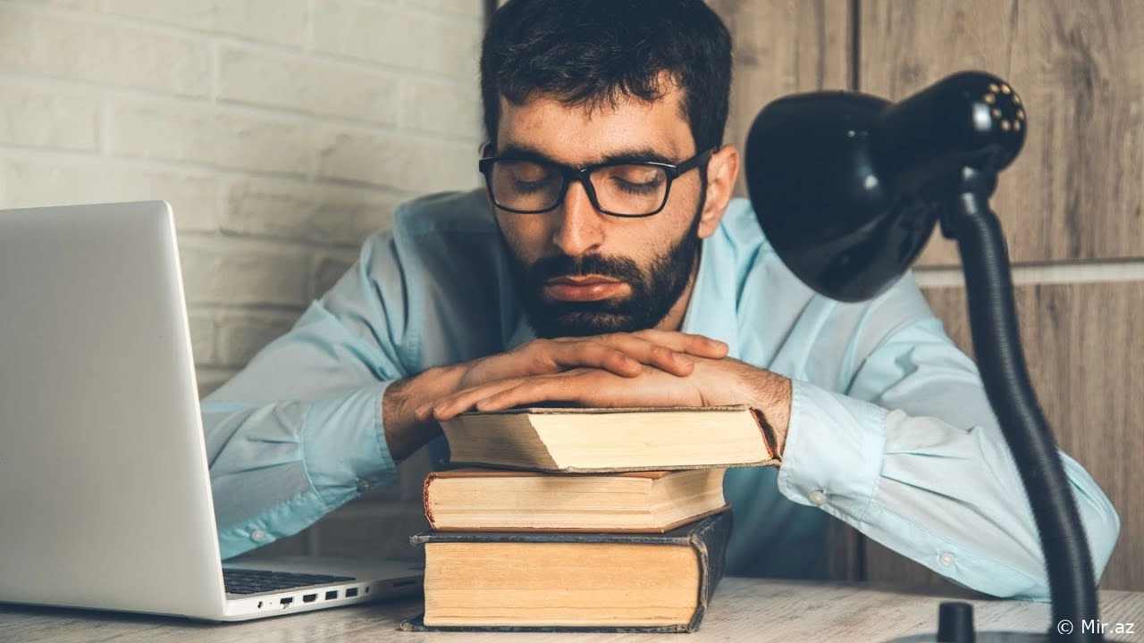 Почему мы засыпаем, когда читаем книги?