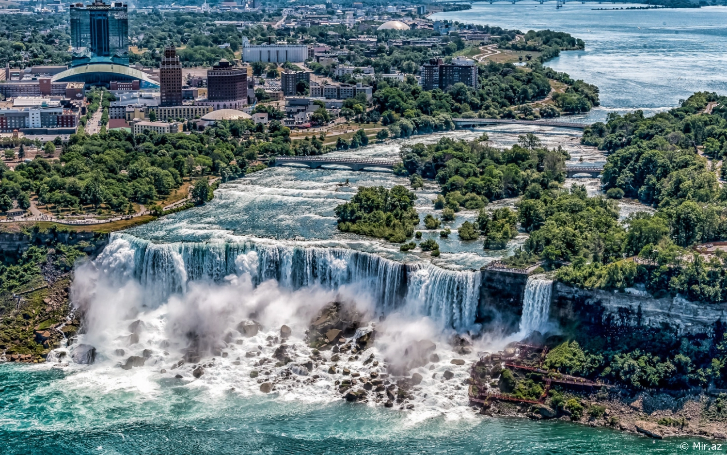 Niagara Şelalesi: Doğal Güzelliklerin Mucizevi Birleşimi