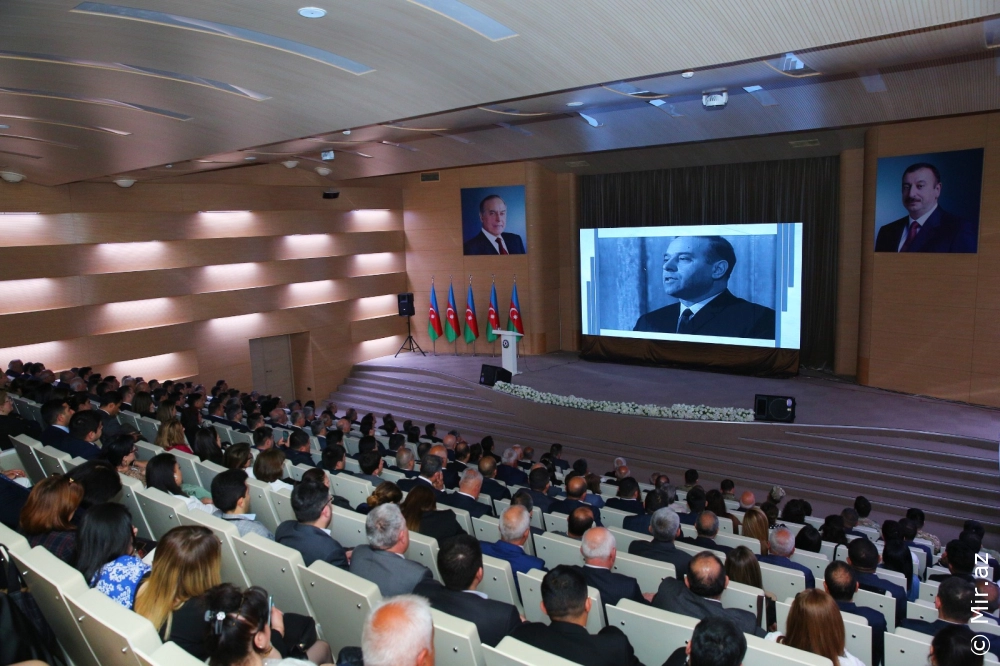 Binəqədidə Ümummilli Lider Heydər Əliyevin anadan olmasının 100 illik yubileyinə həsr olunmuş  təntənəli rəsmi yığıncaq keçirilib