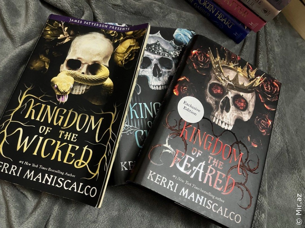 Qaranlıq sehr və əbədi sevgi: Kerri Maniskalkonun nəfəs kəsən trilogiyası